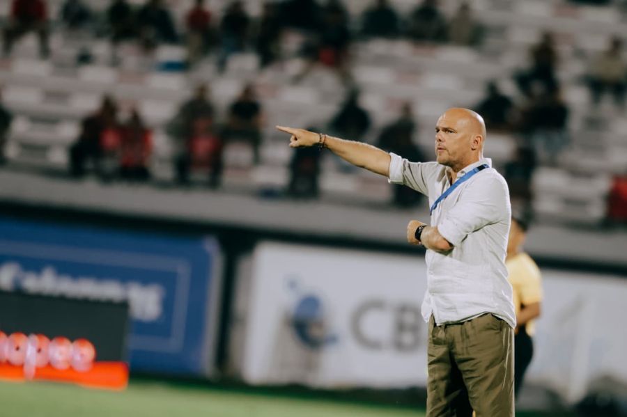 Pelatih kepala Bali United FC, Johnny Jansen saat memimpin anak asuhnya di sebuah laga Bali United di Stadion Kapten I Wayan Dipta, Gianyar, Bali, baru-baru ini. (baliutd)