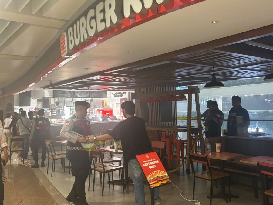 Kebakaran terjadi di tenant Burger King (BK) yang berada di lantai 2 Terminal Internasional Bandara I Gusti Ngurah Rai, Badung, Bali, Kamis (30/7/2026) malam. (foto/hes)