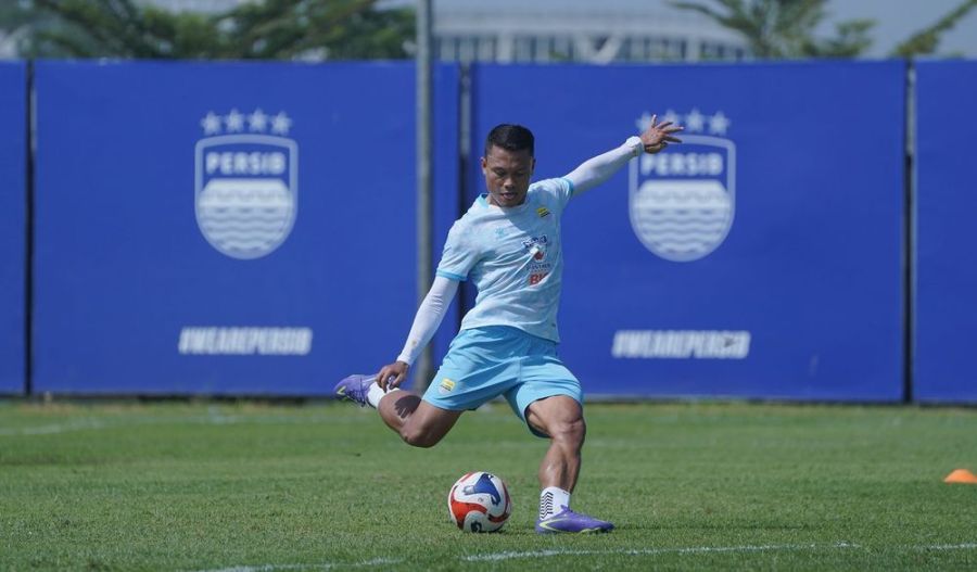 Pemain Persib Bandung, Dedi Kusnandar dalam sebuah sesi latihan, Rabu (13/5/2026). (persib.co.id)