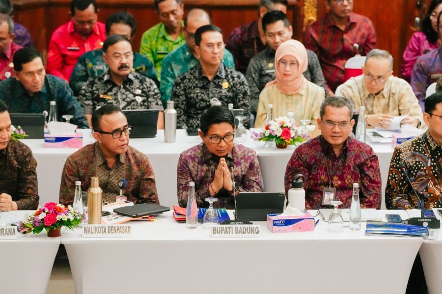 Bupati Badung I Wayan Adi Arnawa mendampingi Gubernur Wayan Koster saat menerima kunjungan kerja Tim Banggar DPR RI di Gedung Wiswa Sabha Utama, Kantor Gubernur Bali, di Denpasar, Bali, Jumat (2/10/2026). (foto/adi)