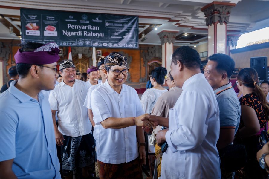 Bupati Badung I Wayan Adi Arnawa meninjau kegiatan pasar murah bersubsidi di Banjar Adat Penyarikan, Benoa, yang menjadi percontohan pengendalian inflasi berbasis adat menjelang Galungan dan Kuningan, Sabtu (13/6/2026).  (foto/sukadana)