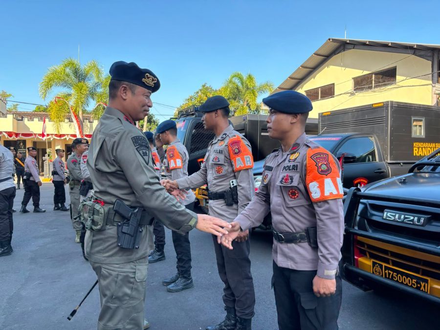Sepuluh personel SAR Satuan Brimob Polda Bali dan 4 kendaraan khusus diberangkatkan untuk melaksanakan tugas Bantuan Kendali Operasi (BKO) ke Polda Nusa Tenggara Timur (NTT), Rabu (19/8/2026). (foto/hes)