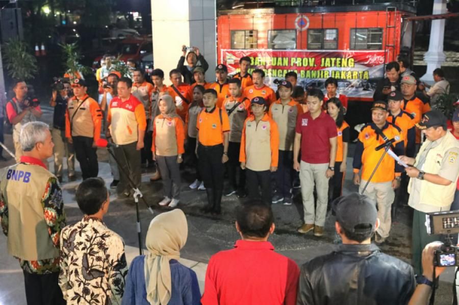 podiumnews.com-Ganjar Berangkatkan Relawan dan Bantuan Logistik untuk Korban Banjir 
