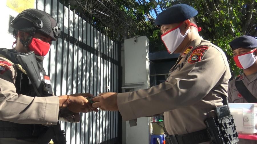 podiumnews.com-Brimob Bali Terima Bantuan Paket Masker dan Suplemen