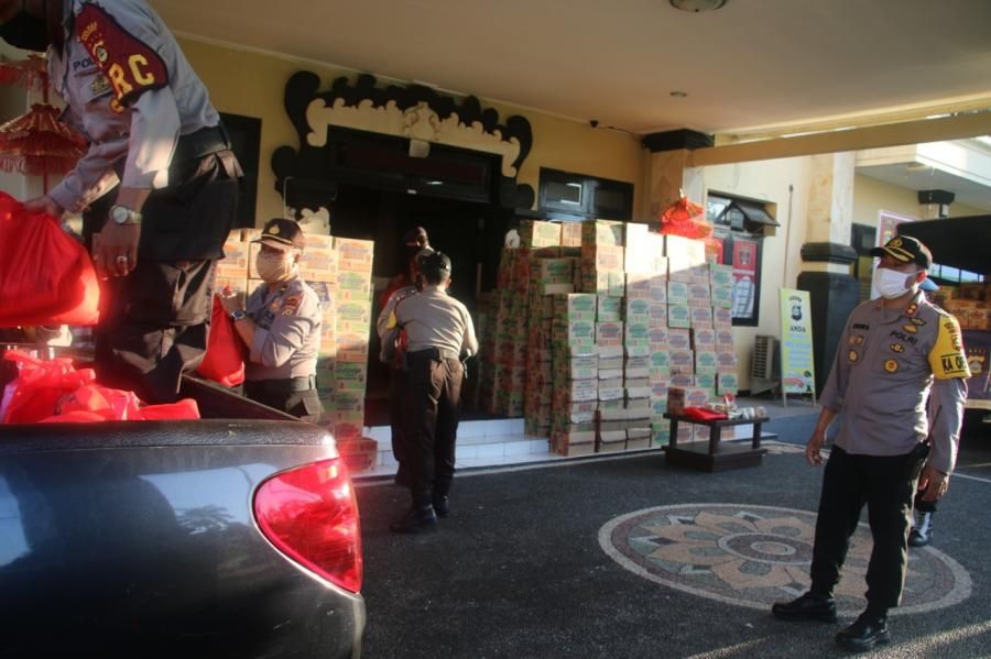 podiumnews.com-Polres Gianyar bagikan Sembako dari Kemenparekraf Kepada Pelaku Pariwisata yang Dirumahkan