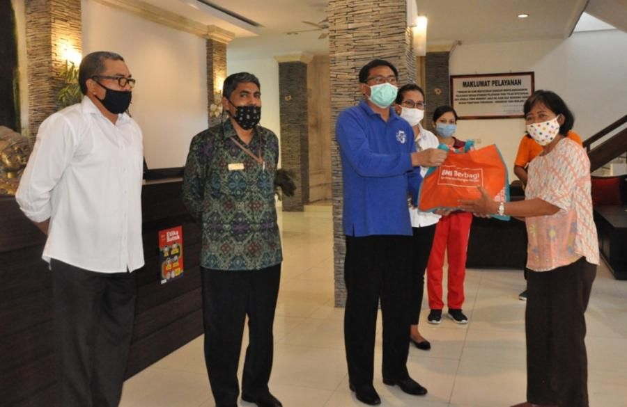 podiumnews.com-Bupati Tabanan Serahkan bantuan Kepada PENA dan Jemaat Gereja Immanuel