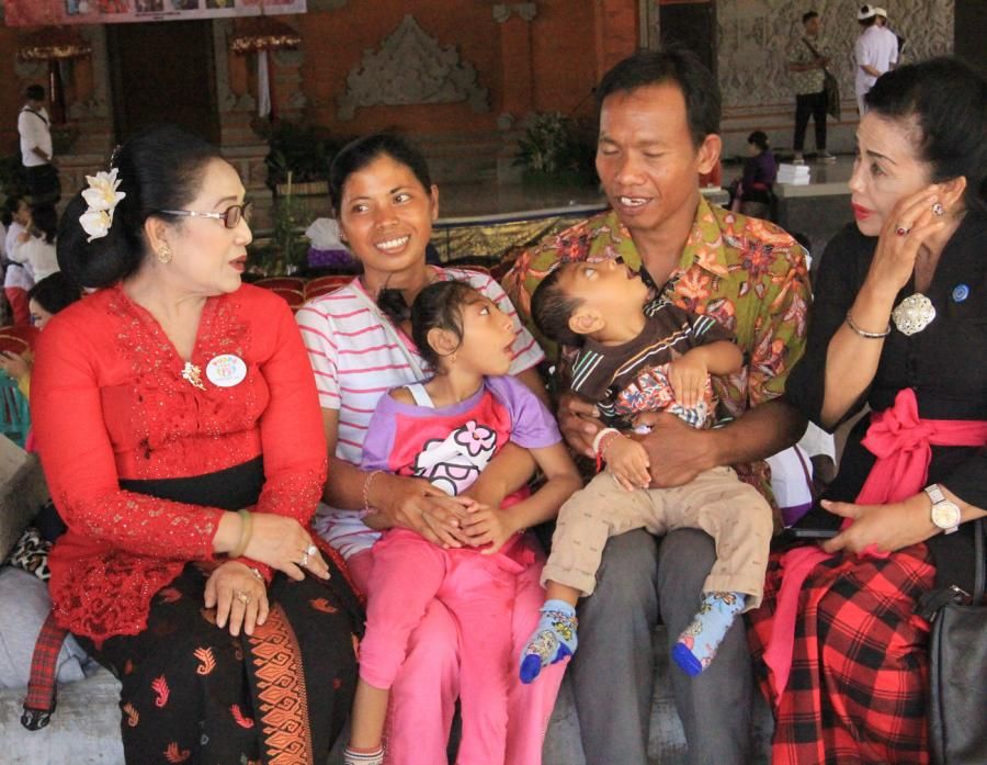 PKK Provinsi Bali Serahkan Bantuan Pada Lansia dan Disabilitas di Klungkung