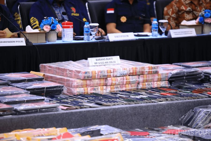 Polri menggelar sejumlah barang bukti jaringan perjudian online berskala internasional yang beroperasi di Indonesia. (Foto: Divhumas Polri)