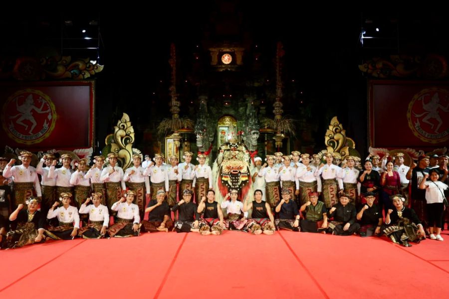 Sekaa Telung Barung, Desa Adat Penatih, Kelurahan Penatih, Kecamatan Denpasar Timur sukses memukau penonton lewat penampilan terbaiknya dalam Wimbakara (Lomba) Tari Barong Ket yang digelar di Panggung Terbuka Ardha Candra, Taman Budaya Art Center, Provinsi Bali, Denpasar. (foto/sukadana)
