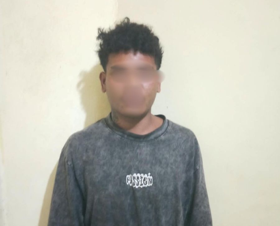 Reskrim Polsek Denpasar Timur mengamankan pemuda berinisial DB, asal Sumba Barat, Nusa Tenggara Timur, lantaran kedapatan membawa dan menyimpan pisau belati di kawasan Lapangan Renon, Denpasar Timur, Denpasar, Bali, Minggu (30/8/2026) malam. (foto/hes)