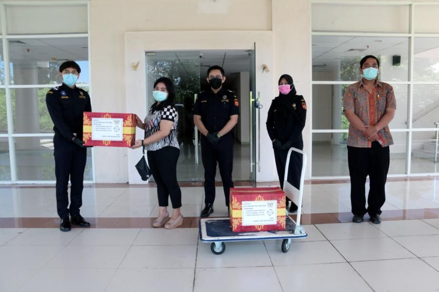 podiumnews.com-Lawan Covid-19, Bea Cukai Ngurah Rai Sumbang APD dan Bagikan Sembako