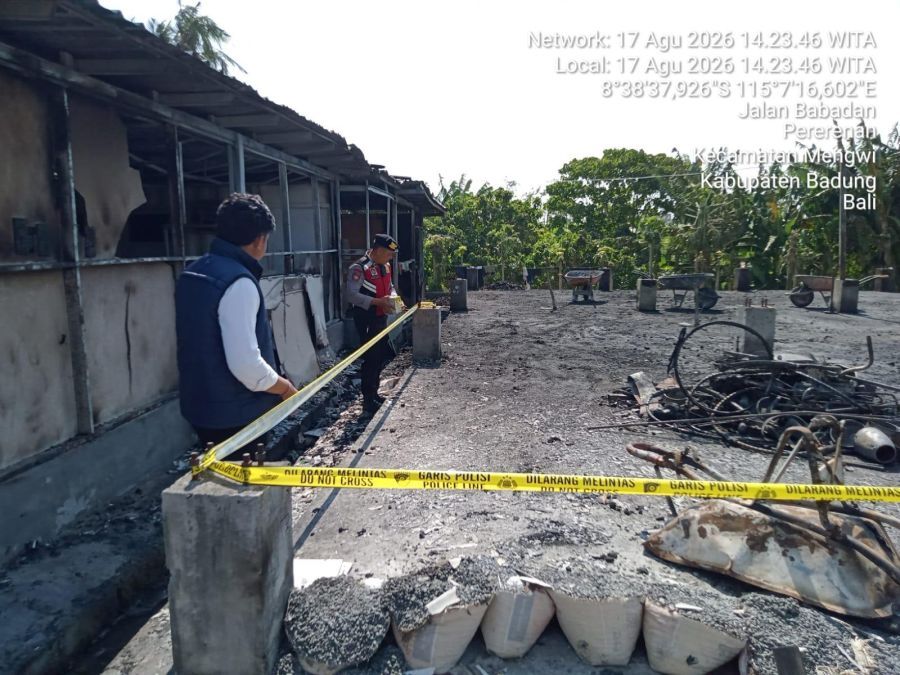Bedeng proyek ludes terbakar di Banjar Pengembung, Desa Pererenan, Kecamatan Mengwi, Badung, Bali, Senin (17/8/2026). (foto/hes)