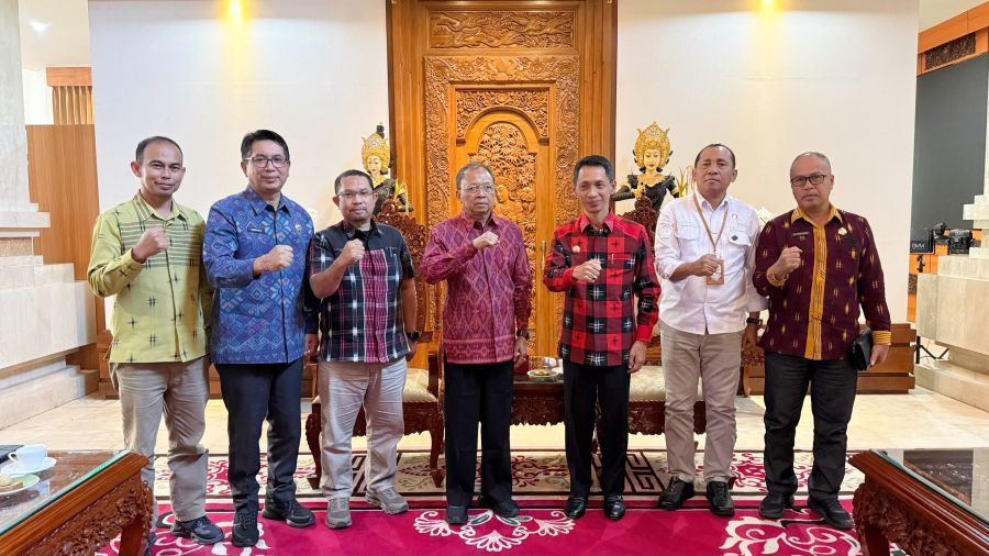 Bupati Wakatobi H. Haliana saat bertemu Gubernur Bali Wayan Koster di Rumah Jabatan Jaya Sabha, Denpasar, Bali, Rabu (26/8/2026). (foto/sukadana)