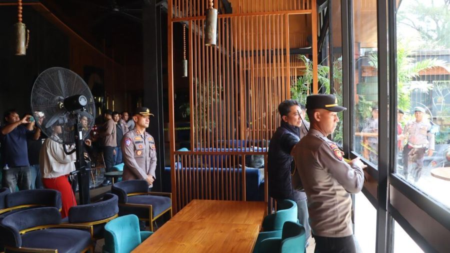 Kapolres Badung AKBP Joseph Edward Purba bersama anggota Satreskrim memeriksa lokasi perkelahian belasan WNA di Bar Jade by Todd English di kawasan Tibubeneng, Kuta Utara, Badung, Bali, Jumat (22/5/2026). (foto/hes)