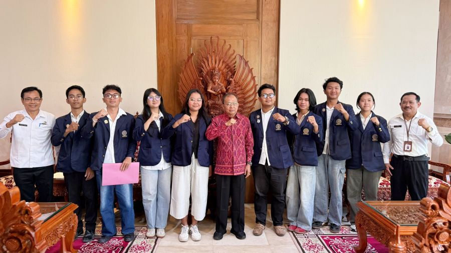 Gubernur Bali Wayan Koster menerima audiensi Badan Eksekutif Mahasiswa (BEM) Fakultas Pertanian Universitas Udayana (Unud), di Rumah Jabatan Jaya Sabha, Denpasar, Bali, Rabu (26/8/2026) siang. (foto/Sukadana)