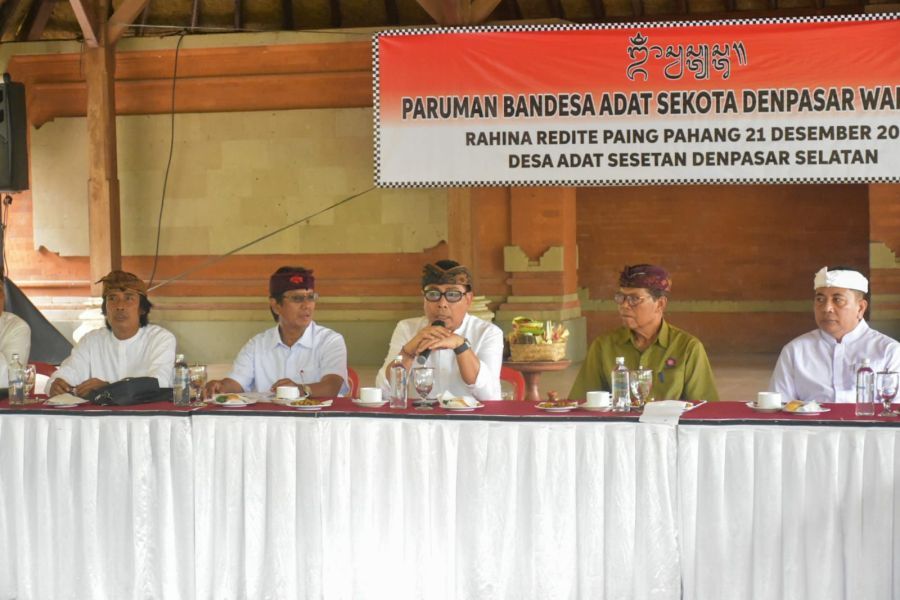 Wakil Wali Kota Denpasar I Kadek Agus Arya Wibawa menghadiri Paruman Rutin Bendesa Adat se-Kota Denpasar di Sesetan, Minggu (21/12/2025). (foto/sukadana)
