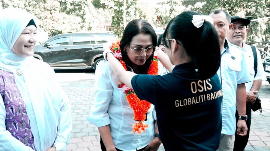 Bunda Anti Narkoba Kabupaten Badung, Nyonya Rasniathi Adi Arnawa, saat kegiatan MPLS yang dirangkaikan dengan penyuluhan bahaya narkoba bagi siswa baru di SMK TI Global Kuta Utara, Badung, Bali, Rabu (15/7/2026). (foto/adi)