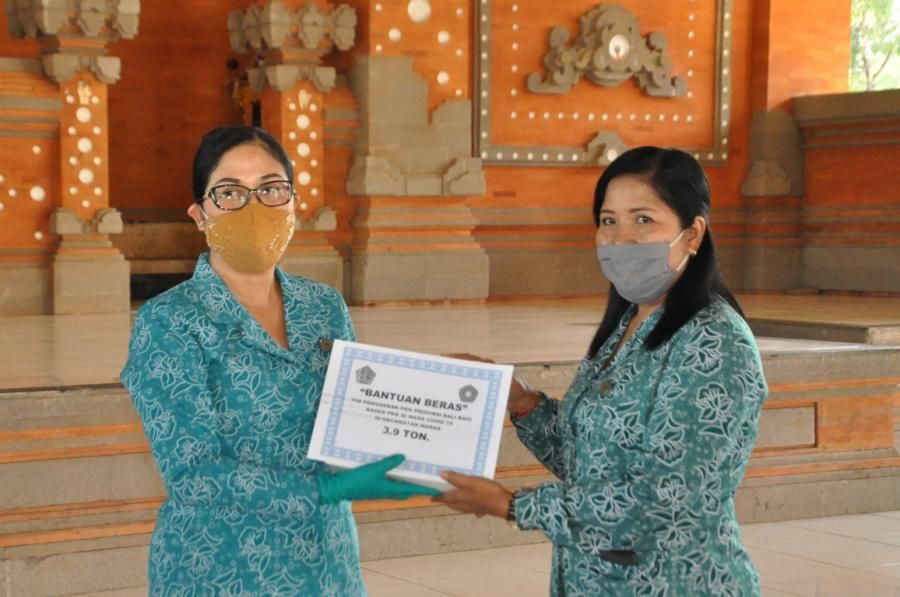 podiumnews.com-Ny. Rai Wahyuni Sanjaya Bagikan 59,05 Ton Beras untuk Sepuluh Kecamatan