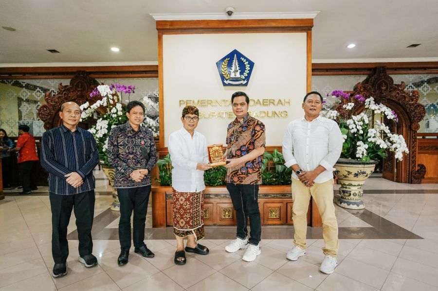 Bupati Badung, I Wayan Adi Arnawa menerima kunjungan Bupati Jepara, Provinsi Jawa Tengah, Witiarso Utomo beserta jajaran di Puspem Badung, Bali, Jumat (30/1/2026). (foto/adi)