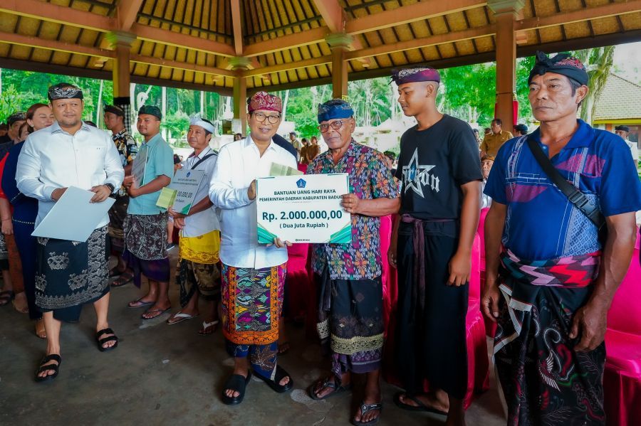 Bupati Badung I Wayan Adi Arnawa bersama Wabup Bagus Alit Sucipta saat menyerahkan secara simbolis bantuan sosial kepada masyarakat di Lapangan Monumen Pahlawan I Gusti Ngurah Rai, Desa Carangsari, Kecamatan Petang dan di Wantilan Obyek Wisata Sangeh, Kecamatan Abiansemal, Badung, Bali, Senin (10/11). (foto/adi)