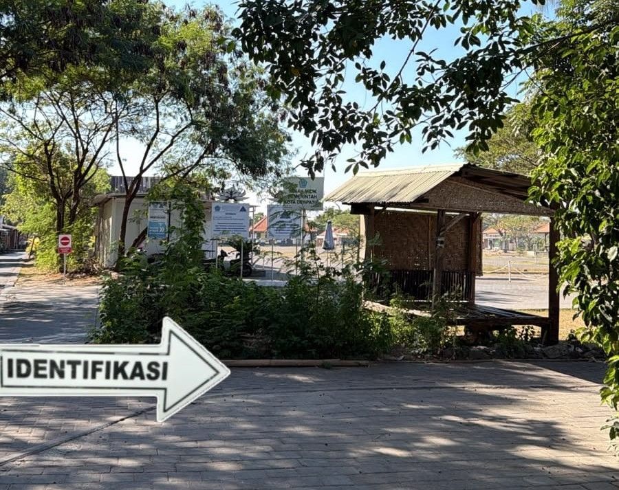 Polisi melakukan olah TKP pencurian helm di kawasan Pantai Mertasari, Sanur, Denpasar Selatan, Denpasar, Bali. (foto/hes)