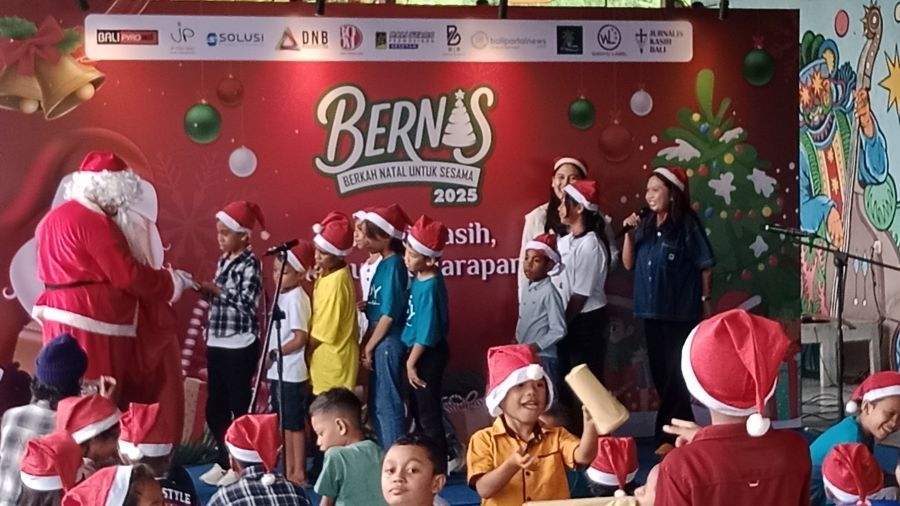 Sosok Santa Klaus membagikan hadiah kepada anak-anak pada acara Berkah Natal untuk Sesama (Bernas) 2025 akhirnya sukses digelar di Teramantara, Jalan Hayam Wuruk, Kota Denpasar, Bali, Sabtu (20/12/2025). (k.turnip)