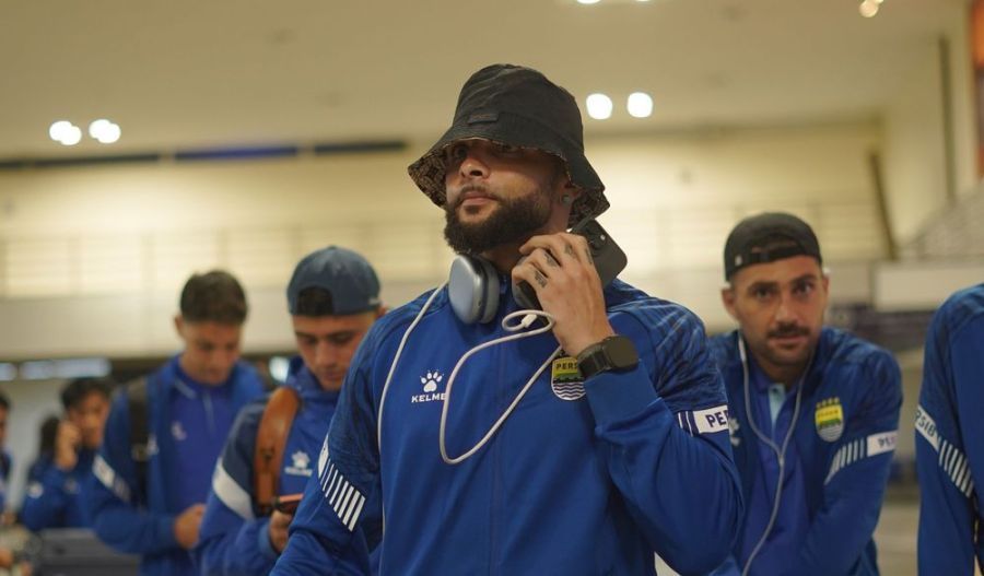 Pemain asal Prancis, Layvin Kurzawa berpeluang menjalani debut bersama Persib pada pertandingan leg pertama babak 16 Besar AFC Champions League Two (ACL 2) 2025/26 melawan Ratchaburi di Na Muang, Thailand, Rabu (11/2/2026). (persib.co.id)