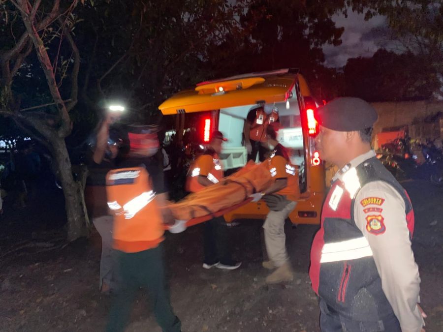 Petugas mengevakuasi jasad INS yang tewas gantung diri di pohon bentaro di area lapangan Kapten Japa, Desa Kesiman Kertalanggu, Denpasar Timur, Denpasar, Bali, Kamis (6/11/2025). (foto/hes)