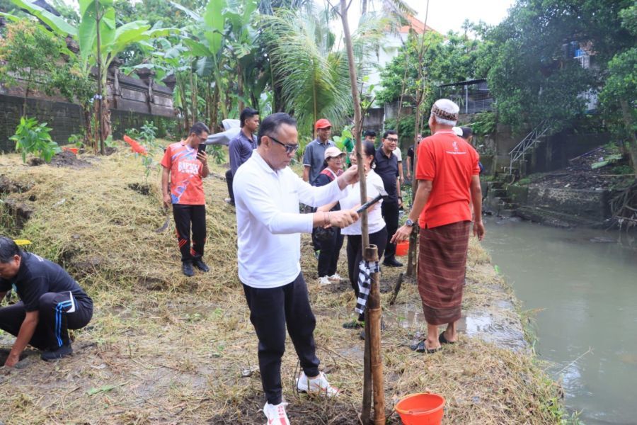 podiumnews.com-Bersama Elemen Desa Adat, Walikota Denpasar Hijaukan Pura Beji Penatih
