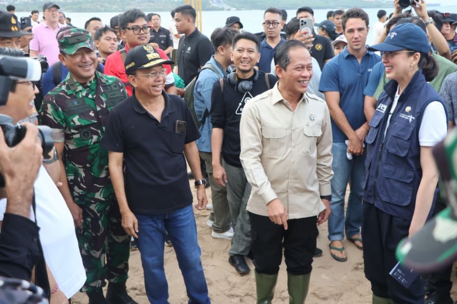 podiumnews.com-Bersih-bersih Pantai, Gubernur Bali Tegaskan Komitmen Pemprov Tangani Sampah