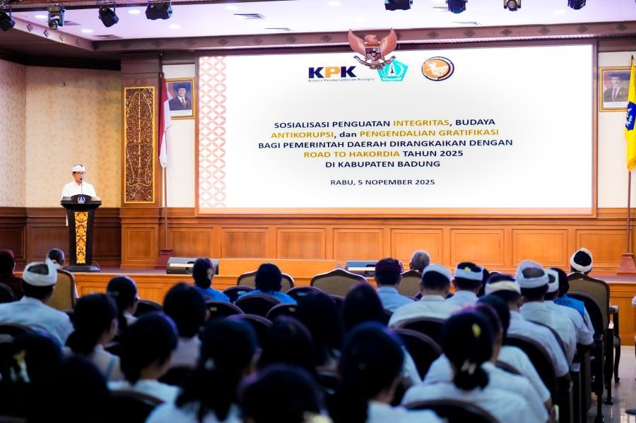 Bupati Badung I Wayan Adi Arnawa membuka kegiatan Sosialisasi Penguatan Integritas, Budaya Antikorupsi, dan Pengendalian Gratifikasi Bagi Pemerintah Daerah yang diselenggarakan oleh KPK RI di Ruang Kertha Gosana, Puspem Badung, Bali, Rabu (5/11/2025). (foto/adi)