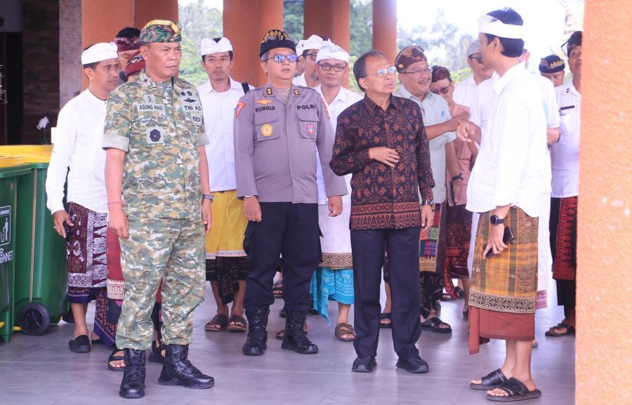 Gubernur Bali Wayan Koster di sela-sela rapat persiapan akhir karya IBTK 2026 di Ruang Rapat Gedung Wyata Graha, Badan Pengelola Fasilitas Kawasan Suci Pura Agung Besakih, Karangasem, Bali, Selasa (31/3/2026). (foto/sukadana)