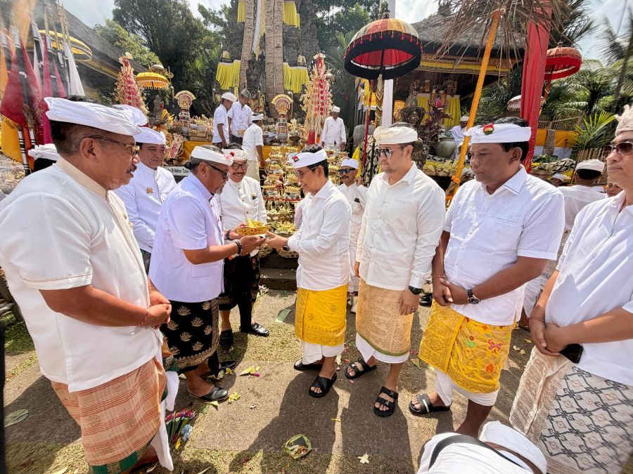 Bupati Badung I Wayan Adi Arnawa bersama Wabup Bagus Alit Sucipta memimpin bakti penganyaran di Pura Kahyangan Jagat Mandara Giri Semeru Agung, Desa Senduro, Kabupaten Lumajang, Jawa Timur, Jumat (10/7/2026). (foto/adi)