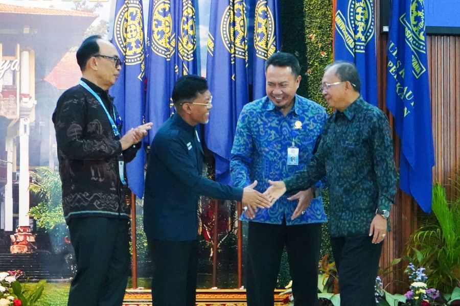 Gubernur Bali Wayan Koster bicara di depan akademisi dari 67 universitas se-Indonesia yang tergabung dalam Forum Komunikasi Perguruan Tinggi Perikanan dan Kelautan Indonesia (FKPTPKI), di Gedung Widyasabha Kampus Universitas Udayana, Bukit Jimbaran, Badung, Bali, Selasa (19/5/2026). (foto/sukadana)