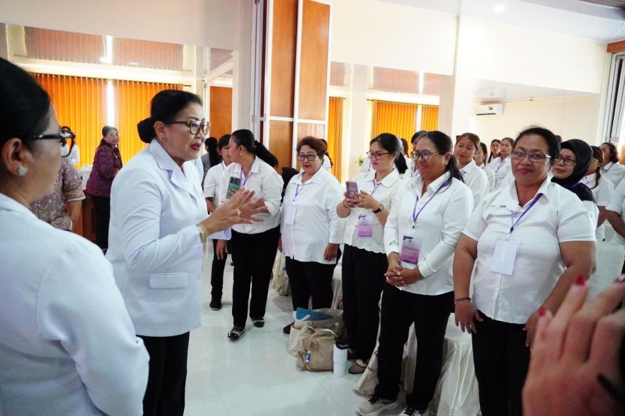 Ketua Tim Pembina Posyandu Provinsi Bali, Putri Koster, secara resmi membuka kegiatan Bina Posyandu Tahun 2026, di Bapelkesmas Bali, Selasa (10/3/2026). (Foto/sukadana)