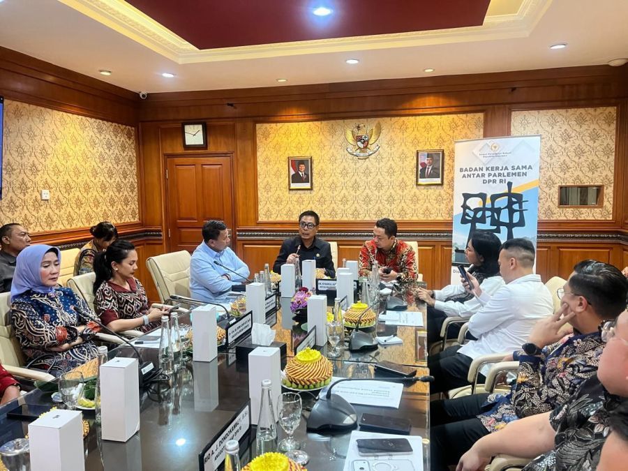 BKSAP DPR RI berkunjung ke Pemerintah Kota Denpasar yang dipimpin oleh Ketua BKSAP DPR RI, Syahrul Aidi Maazat l, di kantor Walikota Denpasar, Bali, Senin (1/12/2025). (foto/sukadana)