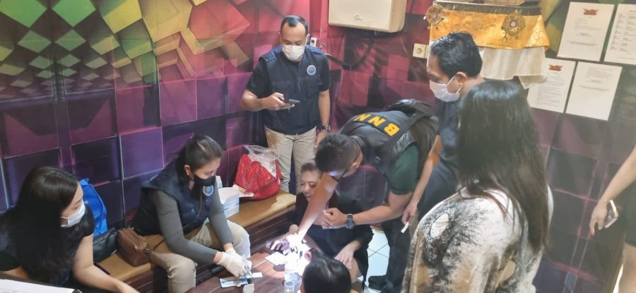 Badan Narkotika Nasional Kabupaten Badung menggelar razia di Tempat Hiburan Malam (THM) di wilayah Mengwi, Badung, Bali, Rabu (7/10/2026). (foto/hes)