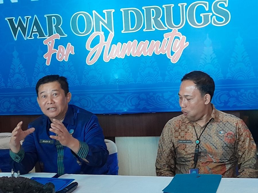 Kepala BNNP Bali, Brigjen Pol Budi Sajidin saat konferensi pers penyampaian hasil pengungkapan kasus narkotika tahun 2025 di kantor BNNP Bali di Jalan Kamboja, Denpasar, Bali, Selasa (23/12/20025). (foto/hes)