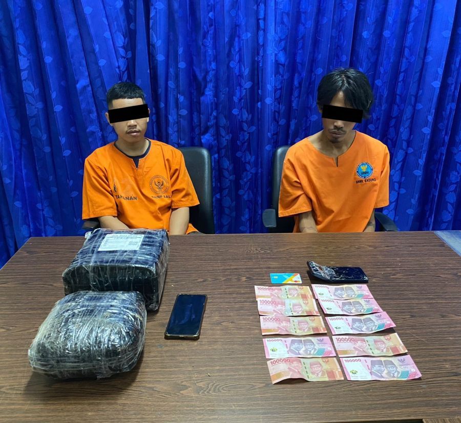Dua dari tiga kurir narkoba ganja jaringan Sumatera-Bali yang ditangkap Badan Narkotika Nasional Provinsi (BNNP) Bali. (foto/hes)