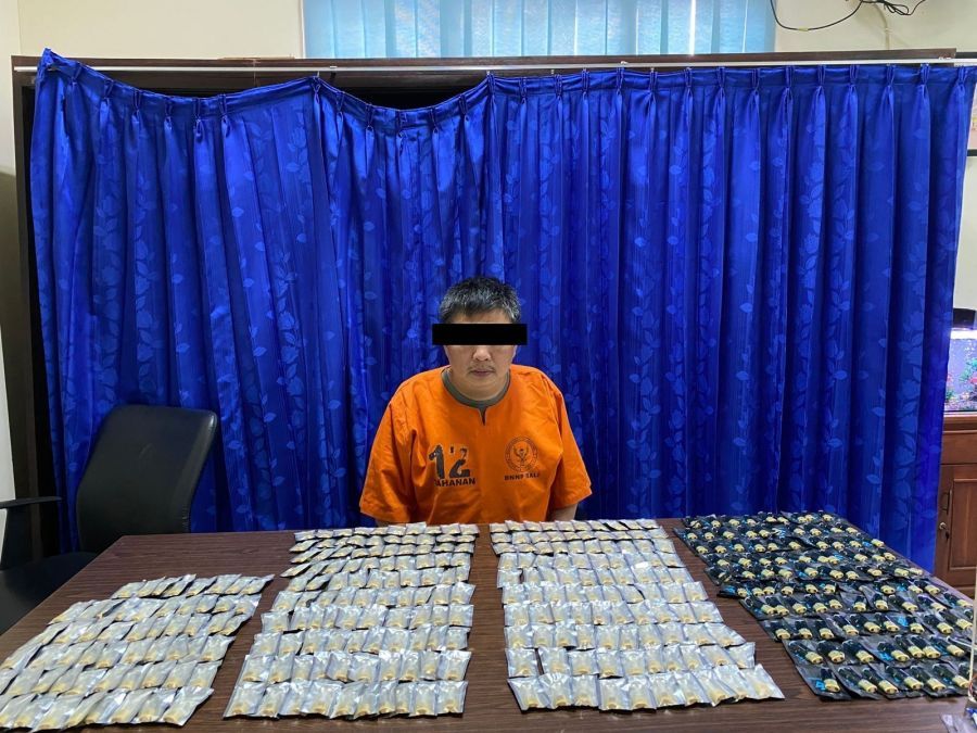 RW, pemilik ratusan liquid rokok elektrik (Vape) bercampur narkotika yang diungkap BNNP Bali, di Sidakarya, Denpasar Selatan, Denpasar, Bali, Sabtu (7/2/2026). (foto/hes)