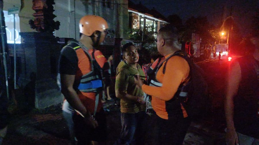 Petugas pencarian bocah yang tenggelam di saluran irigasi di daerah Banjar Jumpayah, atau tepatnya di pintu masuk sebelah barat Terminal Mengwi, Desa Mengwitani, Kecamatan Mengwi, Kabupaten Badung, Bali, Rabu (26/11/2025) sore. (foto/hes)