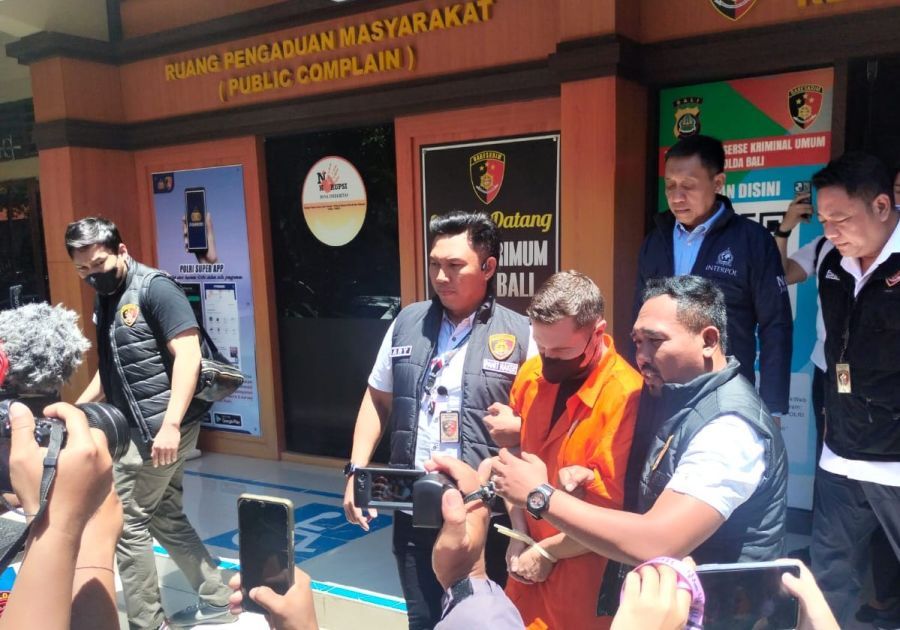 Bos mafia asal Skotlandia, Steven Lyons ditunjukkan di sela-sela jumpa pers di Lobby Mapolda Bali, Denpasar, Selasa (31/3/2026). (foto/hes)