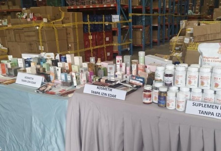 Tim BPOM Pusat dan Balai POM di Kabupaten Tangerang didukung Tim Badan Intelijen Negara (BIN) menemukan obat, suplemen, dan kosmetik illegal di gudang yang berlokasi di Kompleks Pergudangan Laksana Business Park, Pakuhaji, Kabupaten Tangerang, Banten. (foto/net)