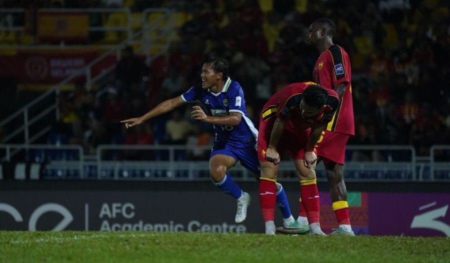 Pemain Persib Bandung Adam Alis melakukan selebrasi setelah menceploskan gol ke gawang Selangor FC pada pertandingan keempat Grup G AFC Champions League Two 2025/26 di Stadion MBPJ Petaling Jaya, Malaysia, Kamis (6/11/2025) malam. Persib unggul atas tuan rumah dengan skor 2-3. (persib.co.id)