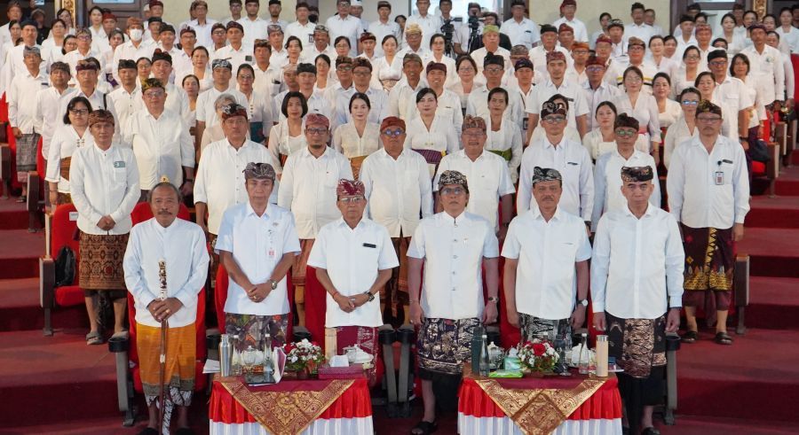 Gubernur Bali Wayan Koster memberi briefing kepada pejabat di lingkungan Pemprov Bali, di Gedung Ksirarnawa Taman Budaya, di Denpasar, Kamis (26/3/2026). (foto/sukadana)