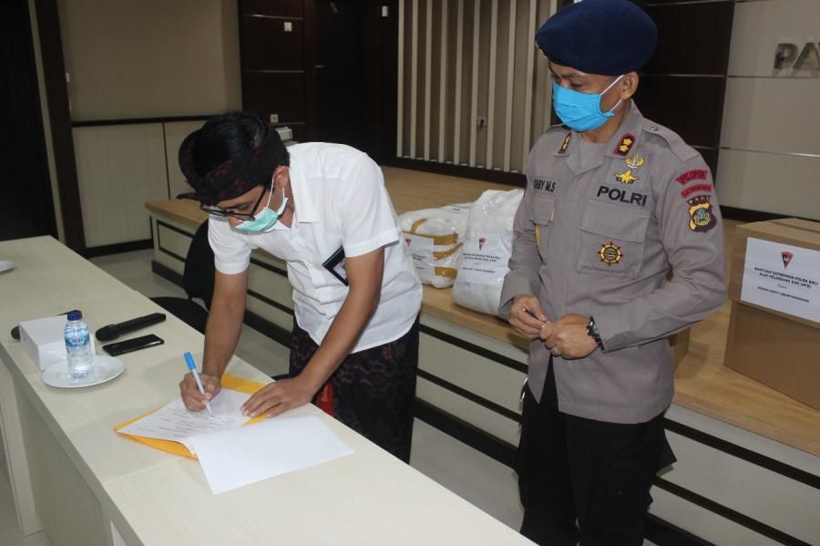 podiumnews.com-Brimob Polda Bali Serahkan Bantuan APD untuk RS Payangan Gianyar