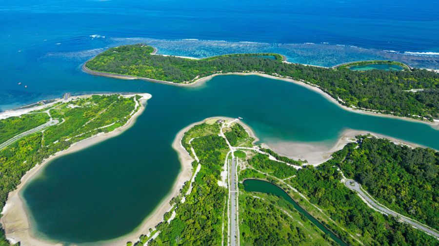Tampak udara kawasan KEK Kura Kura Bali dengan bentang laguna, vegetasi hijau, dan garis pantai yang membingkai perairan tenang. (Sumber:KEK)