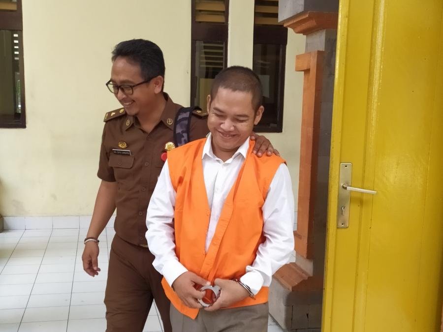 Divonis 11 Tahun, Budiaya Masih Tersenyum