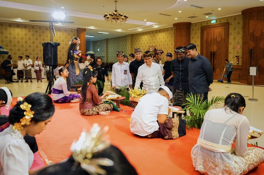 Bupati Badung, I Wayan Adi Arnawa didampingi Wabup Bagus Alit Sucipta secara resmi membuka Bulan Bahasa Bali VIII Tahun 2026 yang ditandai dengan membunyikan Gamelan Ceng-Ceng, di Balai Budaya Giri Nata Mandala, Puspem Badung, Bali, Jumat (30/1/2026). (foto/adi)