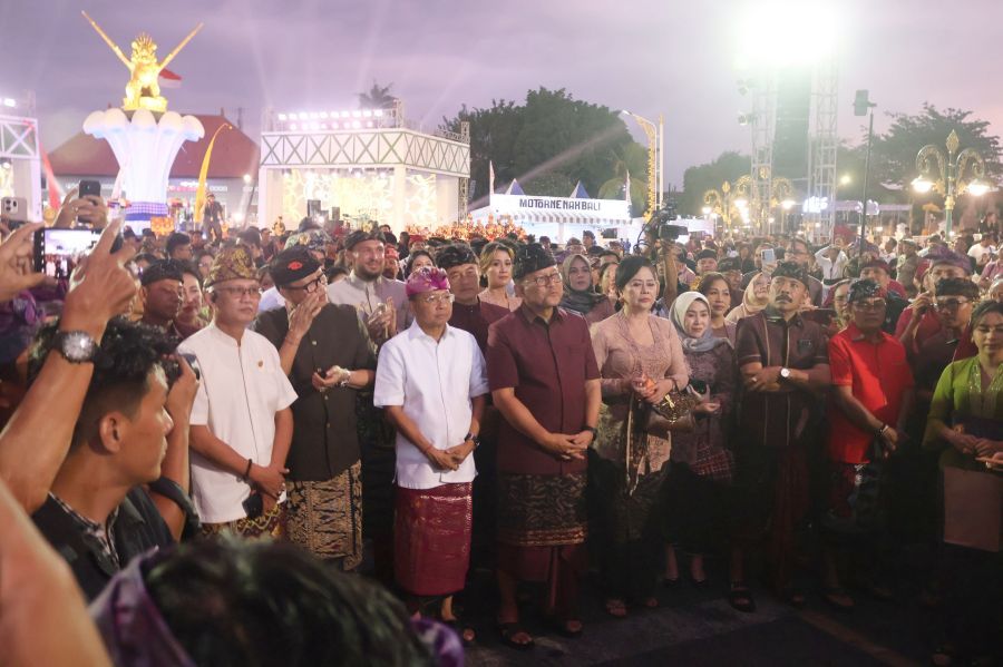 Gubernur Bali Wayan Koster membuka Buleleng Festival (Bulfest) 2026, di kawasan Praja Mandala Singa Ambara Raja, Singaraja, Bali, Selasa (18/8/2026). (foto/sukadana)